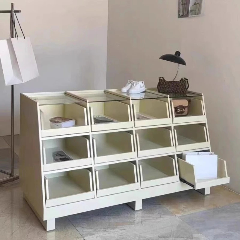 Furniture Hardware Stores - Стол-витрина для украшений Nakajima из стекла